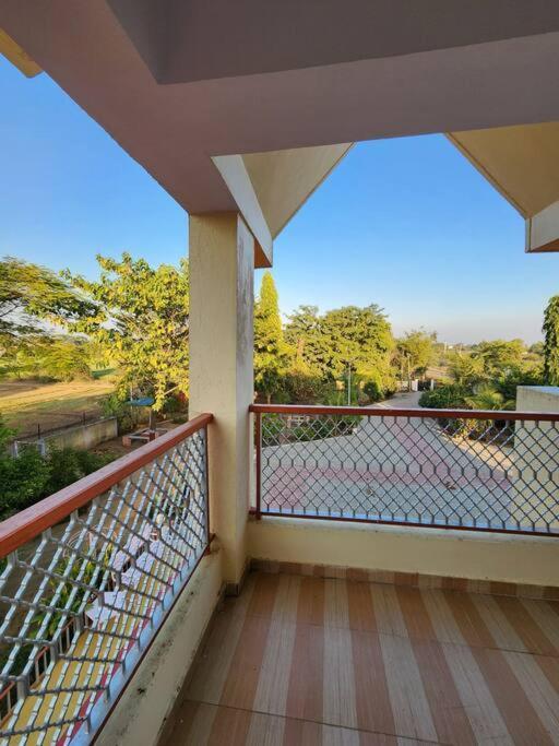 גנדהינאגר Farmhouse Close To Nature - Kesari Farm מראה חיצוני תמונה