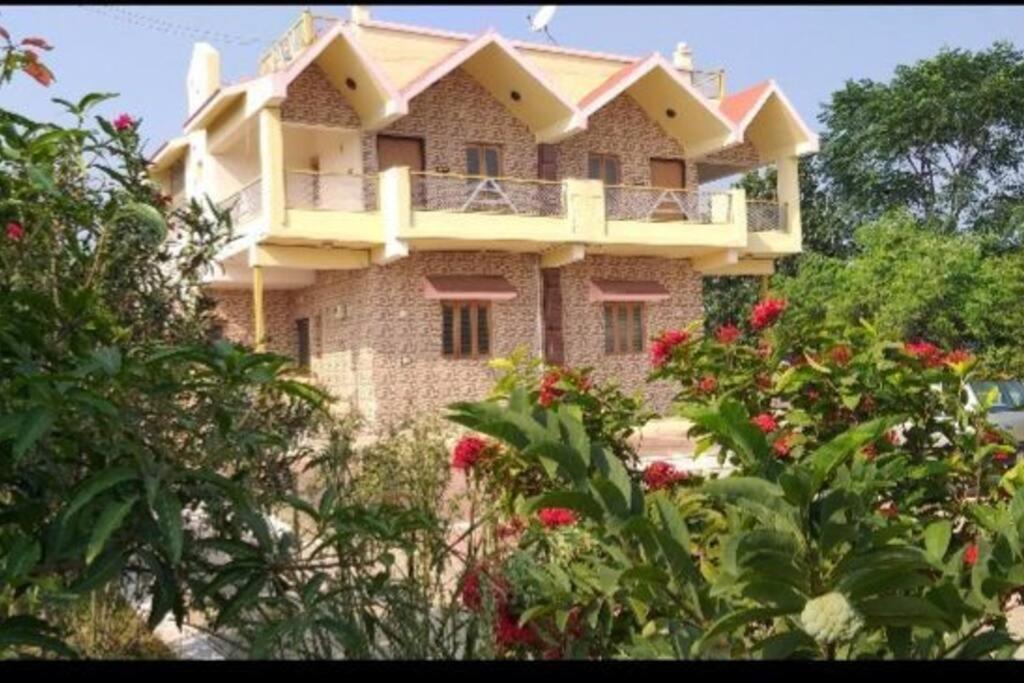 גנדהינאגר Farmhouse Close To Nature - Kesari Farm מראה חיצוני תמונה